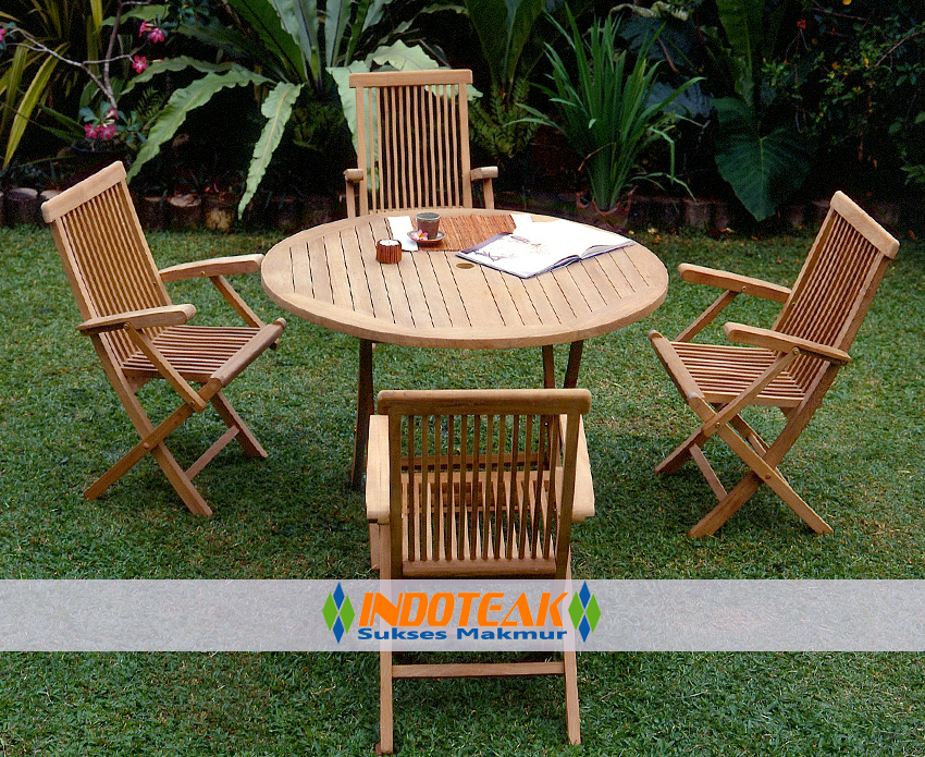 Round folding table with 4 folding arm chairs